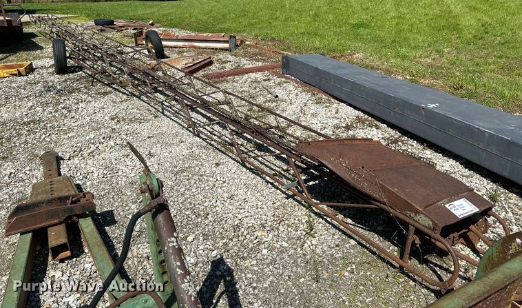 image for item DV1960 John Deere 200 hay bale elevator