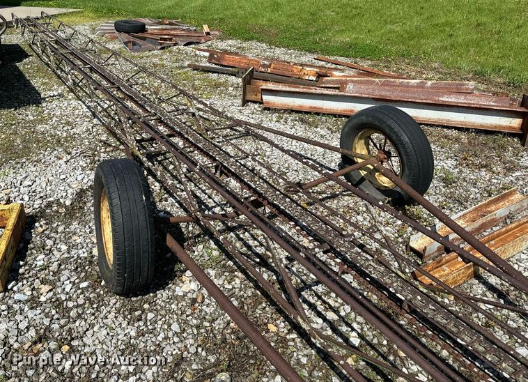 image for item DV1960 John Deere 200 hay bale elevator