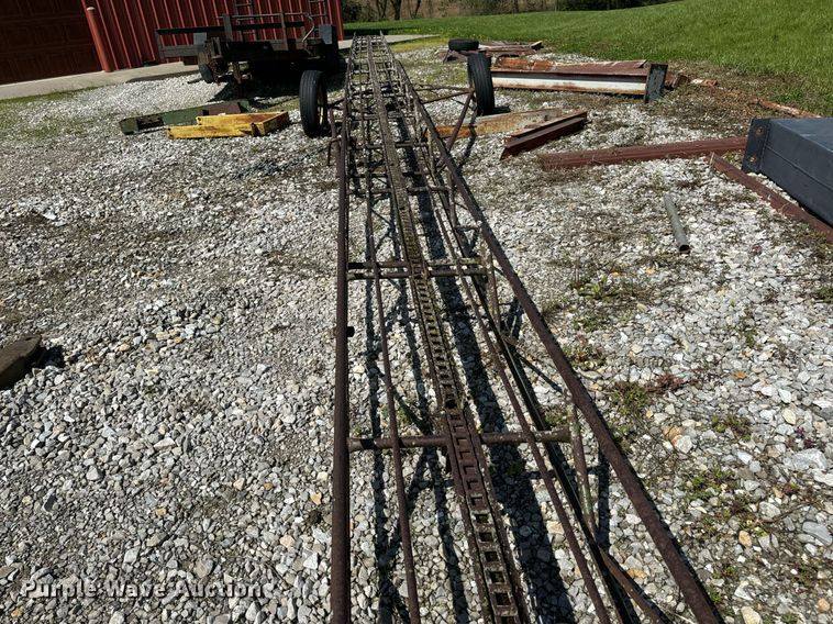 image for item DV1960 John Deere 200 hay bale elevator