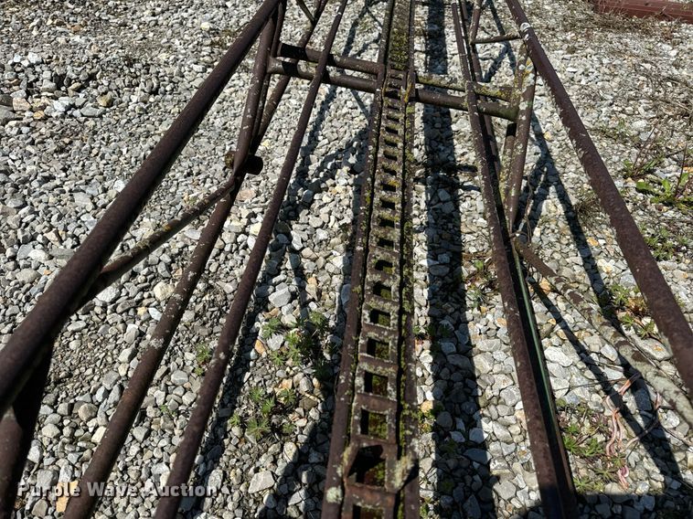 image for item DV1960 John Deere 200 hay bale elevator