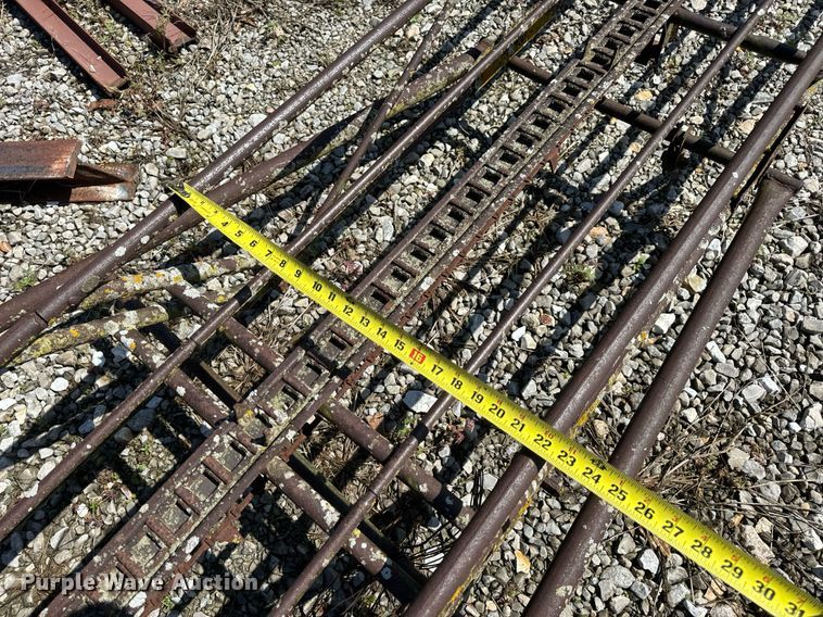 image for item DV1960 John Deere 200 hay bale elevator