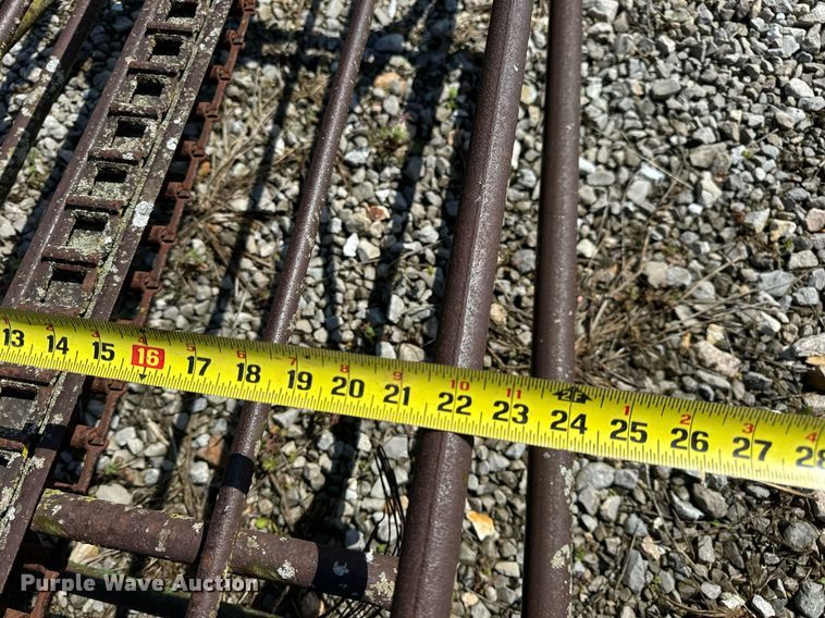 image for item DV1960 John Deere 200 hay bale elevator