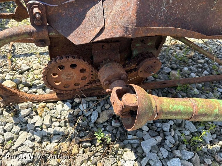 image for item DV1960 John Deere 200 hay bale elevator