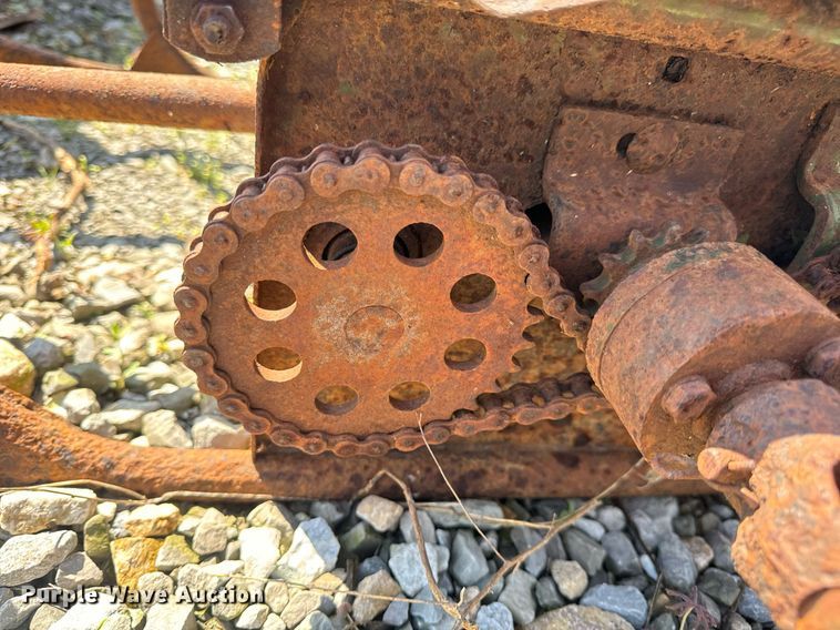 image for item DV1960 John Deere 200 hay bale elevator