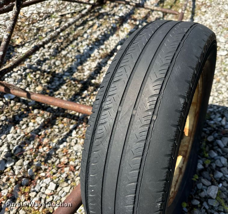 image for item DV1960 John Deere 200 hay bale elevator