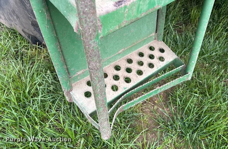 image for item DV4004 1981 John Deere 6620 Turbo combine