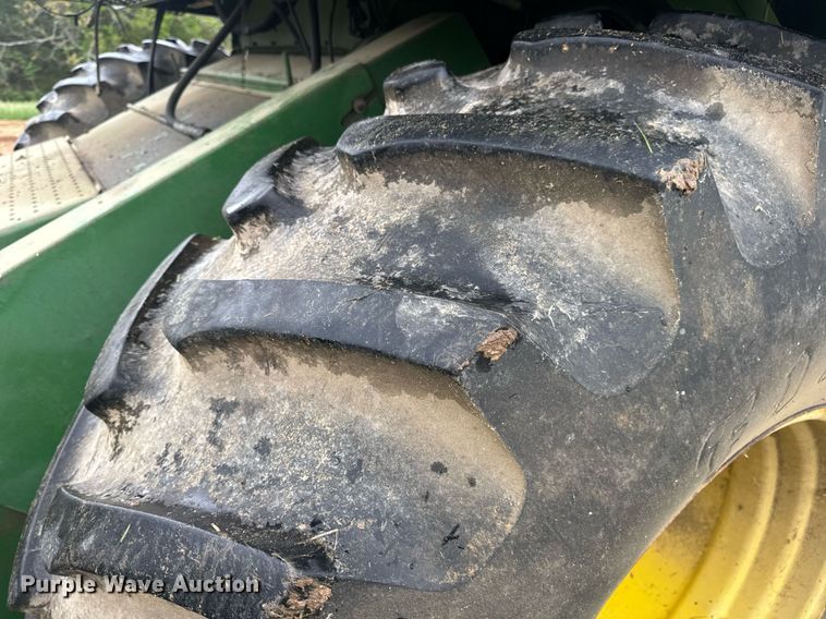 image for item DV4004 1981 John Deere 6620 Turbo combine