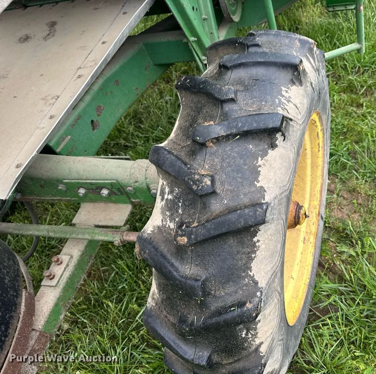 image for item DV4004 1981 John Deere 6620 Turbo combine