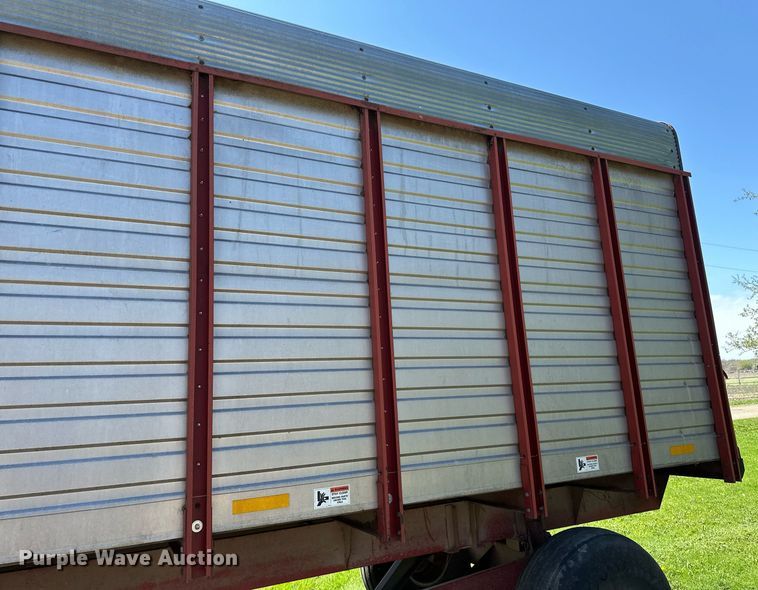 image for item EB2498 H&S Twin Auger 416 silage wagon