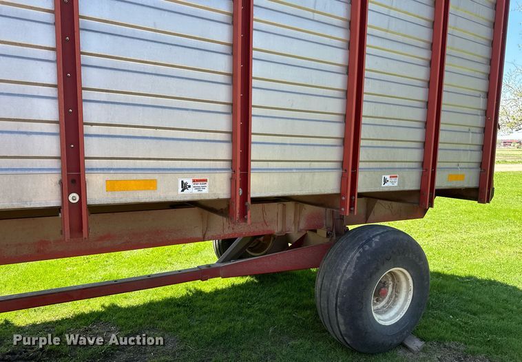 image for item EB2498 H&S Twin Auger 416 silage wagon