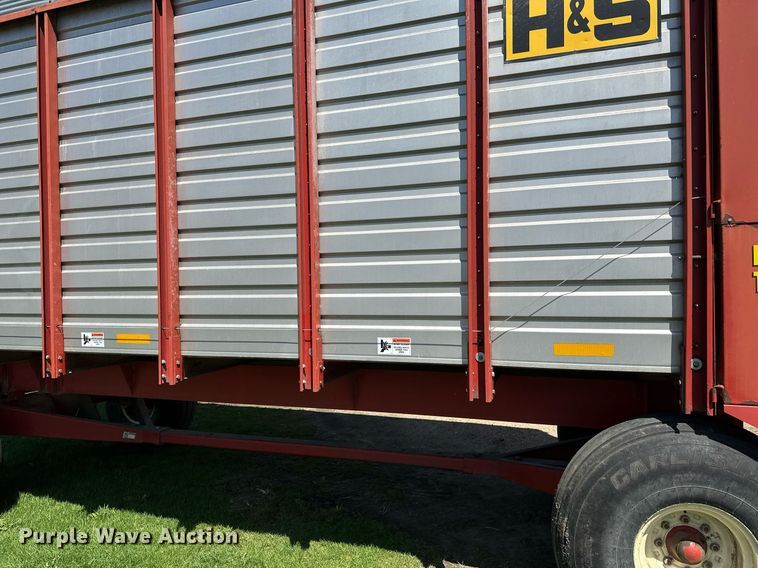 image for item EB2498 H&S Twin Auger 416 silage wagon