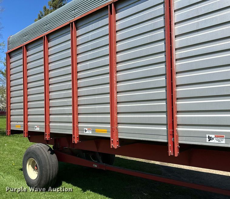 image for item EB2498 H&S Twin Auger 416 silage wagon