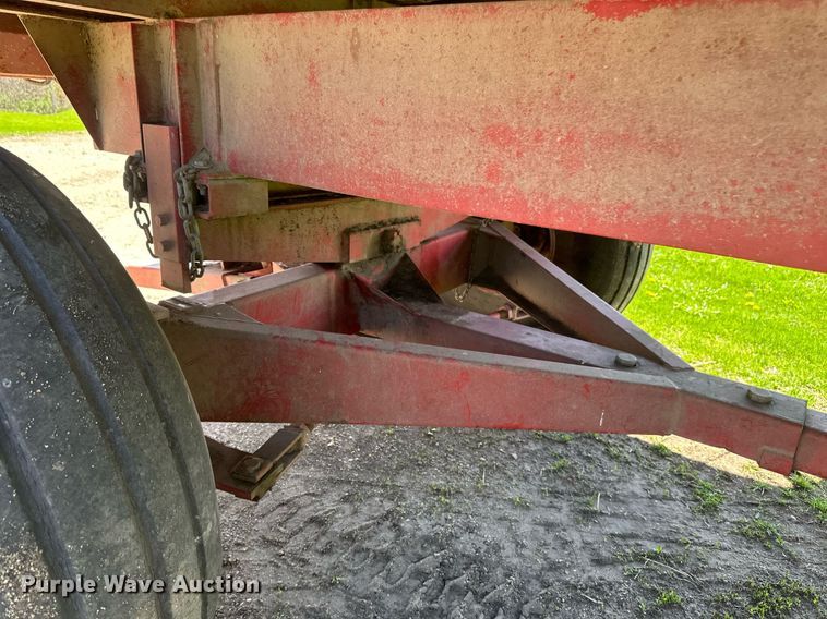 image for item EB2498 H&S Twin Auger 416 silage wagon
