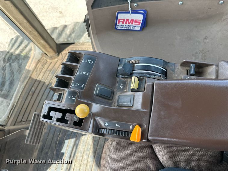 image for item EB2503 1999 John Deere 8100T tractor