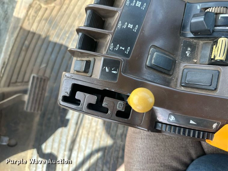 image for item EB2503 1999 John Deere 8100T tractor