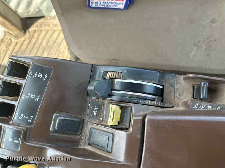 image for item EB2503 1999 John Deere 8100T tractor