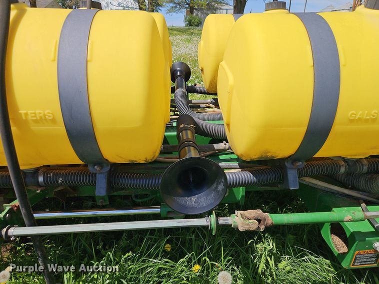 image for item EB7996 John Deere 1770 conservation planter