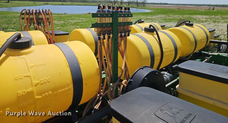 image for item EB7996 John Deere 1770 conservation planter