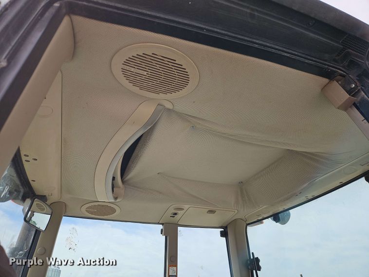 image for item EB8012 2004 John Deere 7320 MFWD tractor