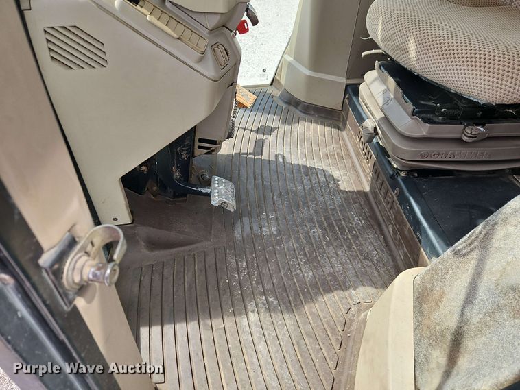 image for item EB8012 2004 John Deere 7320 MFWD tractor