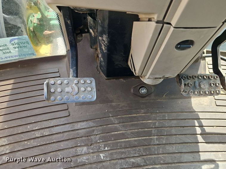 image for item EB8012 2004 John Deere 7320 MFWD tractor