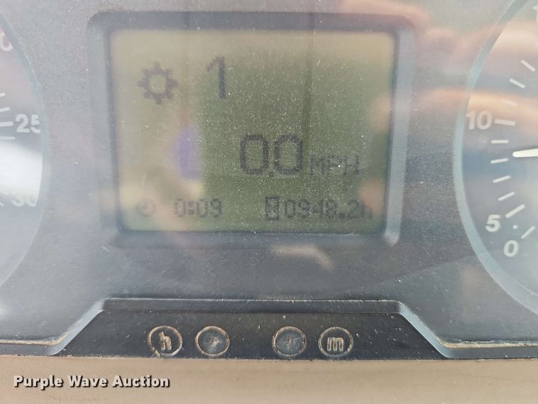 image for item EB8012 2004 John Deere 7320 MFWD tractor