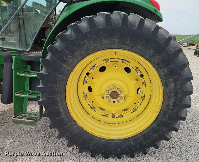 image for item EB8012 2004 John Deere 7320 MFWD tractor