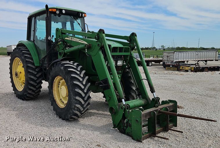 image for item EB8013 2004 John Deere 7320 MFWD tractor