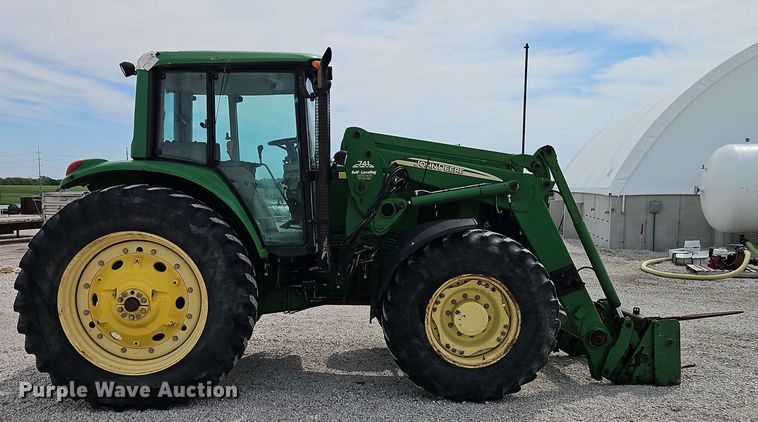 image for item EB8013 2004 John Deere 7320 MFWD tractor