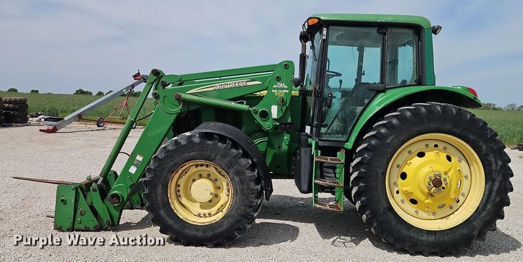 image for item EB8013 2004 John Deere 7320 MFWD tractor