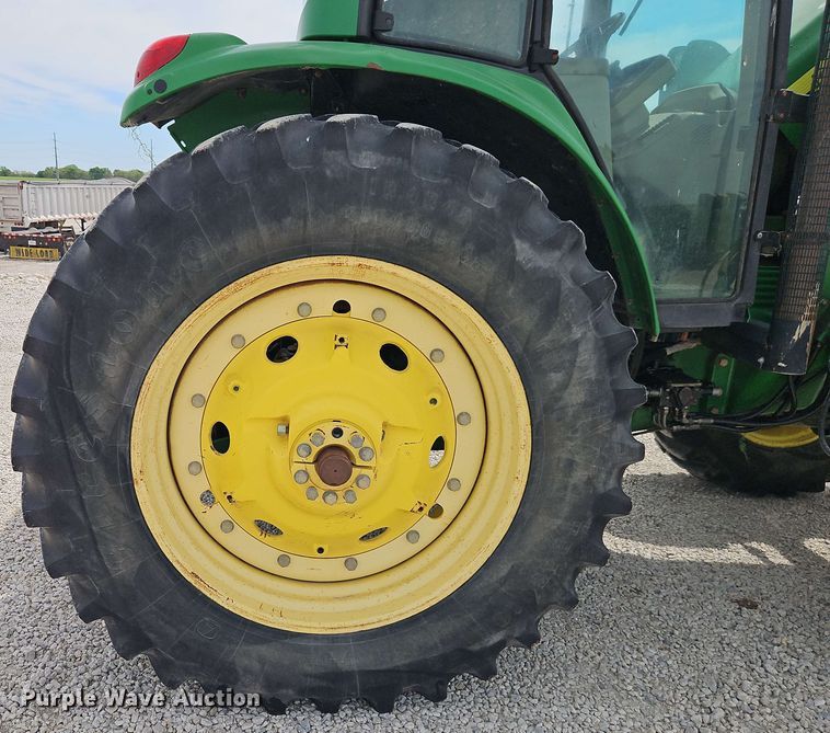 image for item EB8013 2004 John Deere 7320 MFWD tractor
