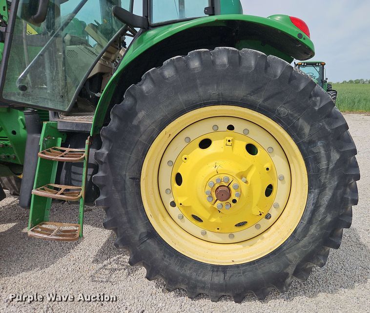 image for item EB8013 2004 John Deere 7320 MFWD tractor