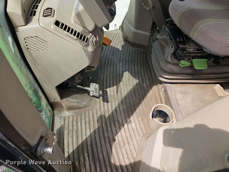 image for item EB8014 John Deere 7230 MFWD tractor