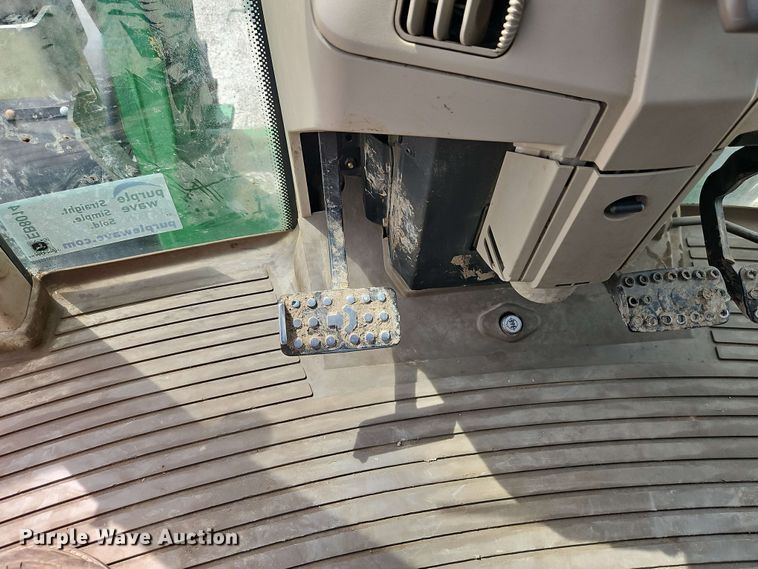 image for item EB8014 John Deere 7230 MFWD tractor