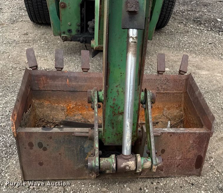 image for item EG5782 John Deere 870 tractor