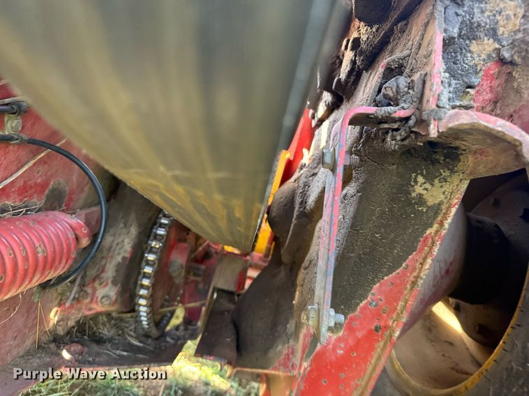 image for item EG6395 1992 New Holland 1118 swather / windrower