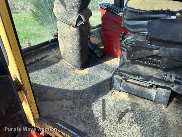 image for item EG6395 1992 New Holland 1118 swather / windrower