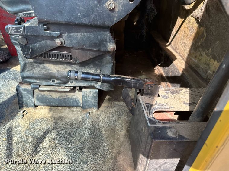 image for item EG6395 1992 New Holland 1118 swather / windrower