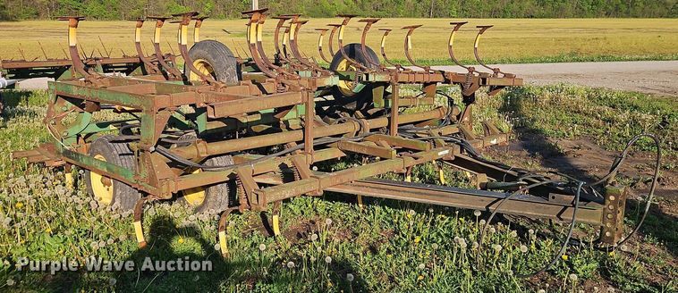 image for item EI8976 John Deere 1010 field cultivator