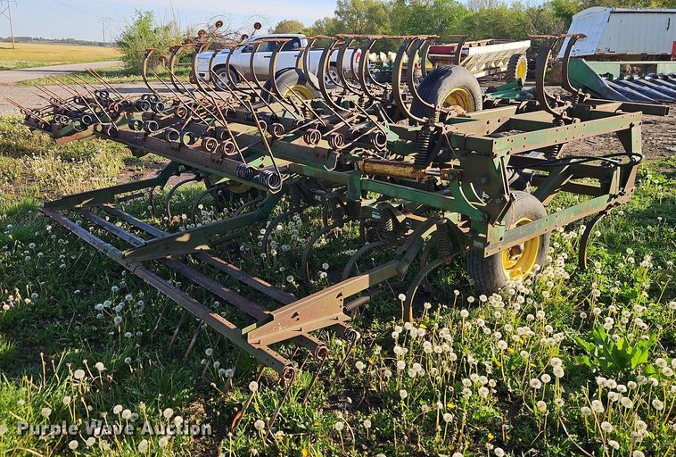 image for item EI8976 John Deere 1010 field cultivator