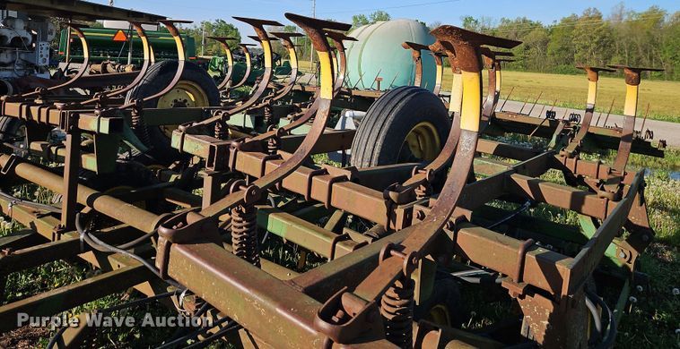image for item EI8976 John Deere 1010 field cultivator