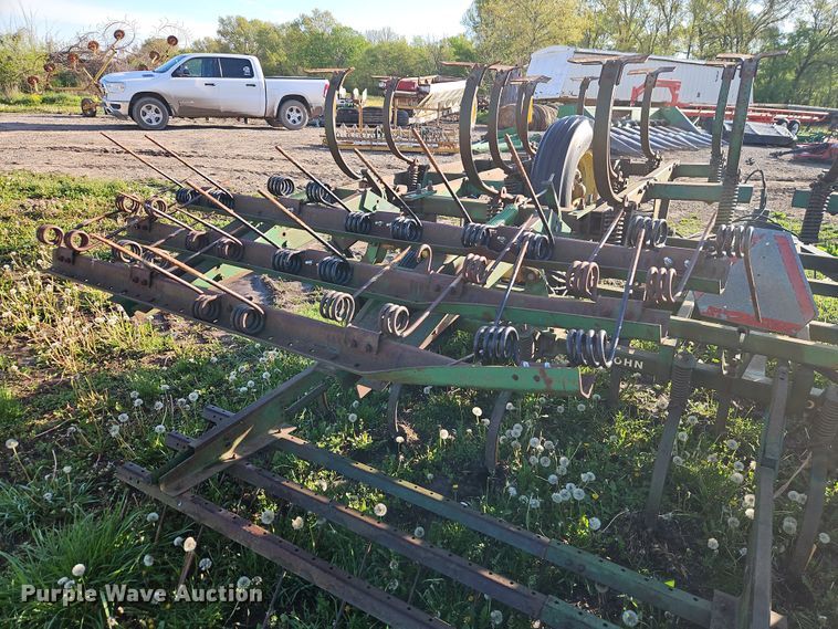 image for item EI8976 John Deere 1010 field cultivator