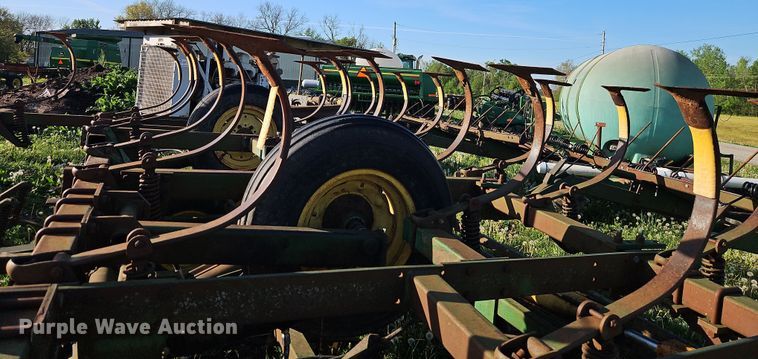 image for item EI8976 John Deere 1010 field cultivator
