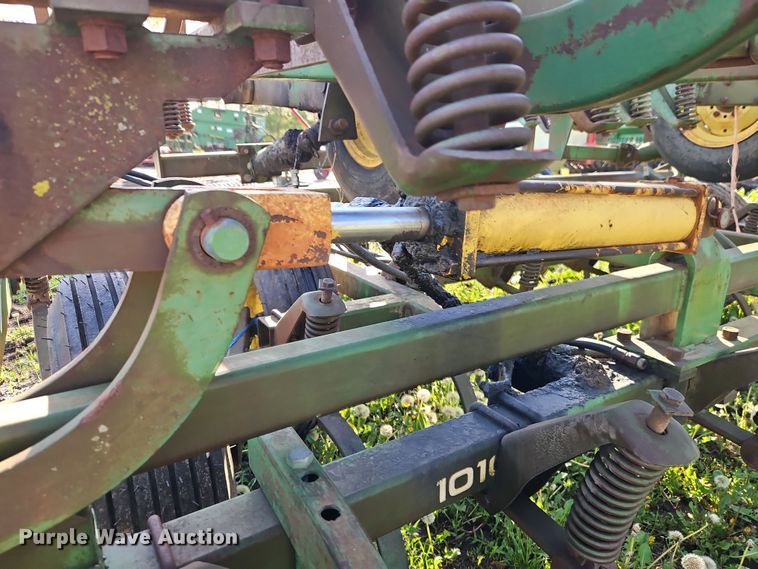 image for item EI8976 John Deere 1010 field cultivator