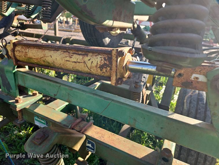 image for item EI8976 John Deere 1010 field cultivator
