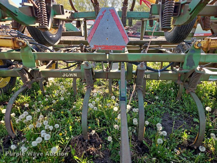 image for item EI8976 John Deere 1010 field cultivator