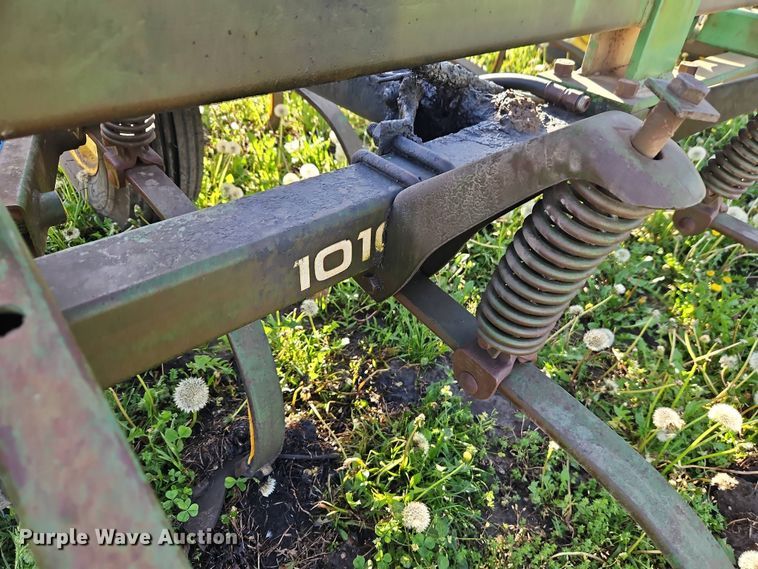 image for item EI8976 John Deere 1010 field cultivator