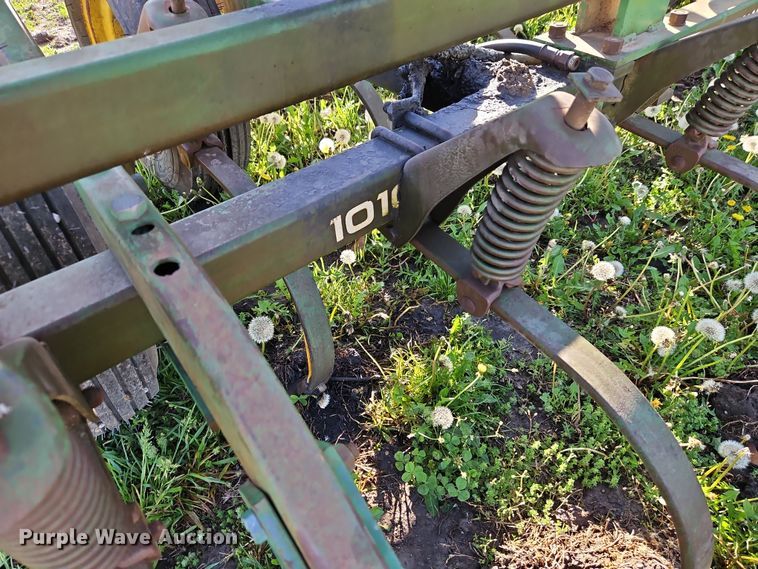image for item EI8976 John Deere 1010 field cultivator
