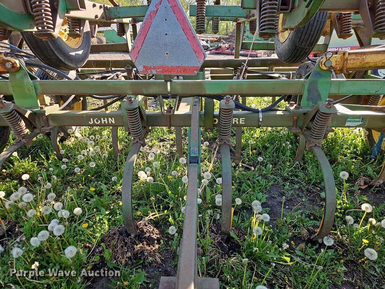 image for item EI8976 John Deere 1010 field cultivator