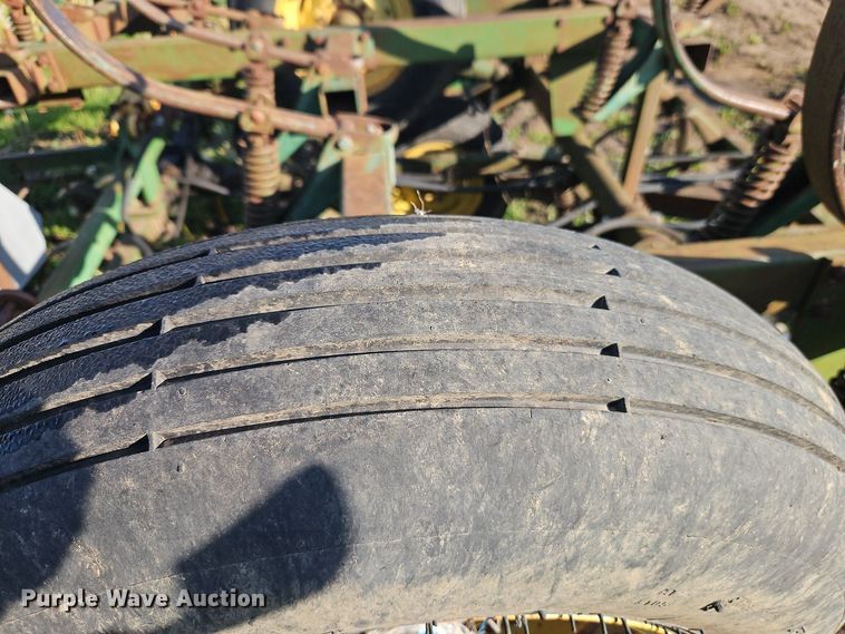 image for item EI8976 John Deere 1010 field cultivator